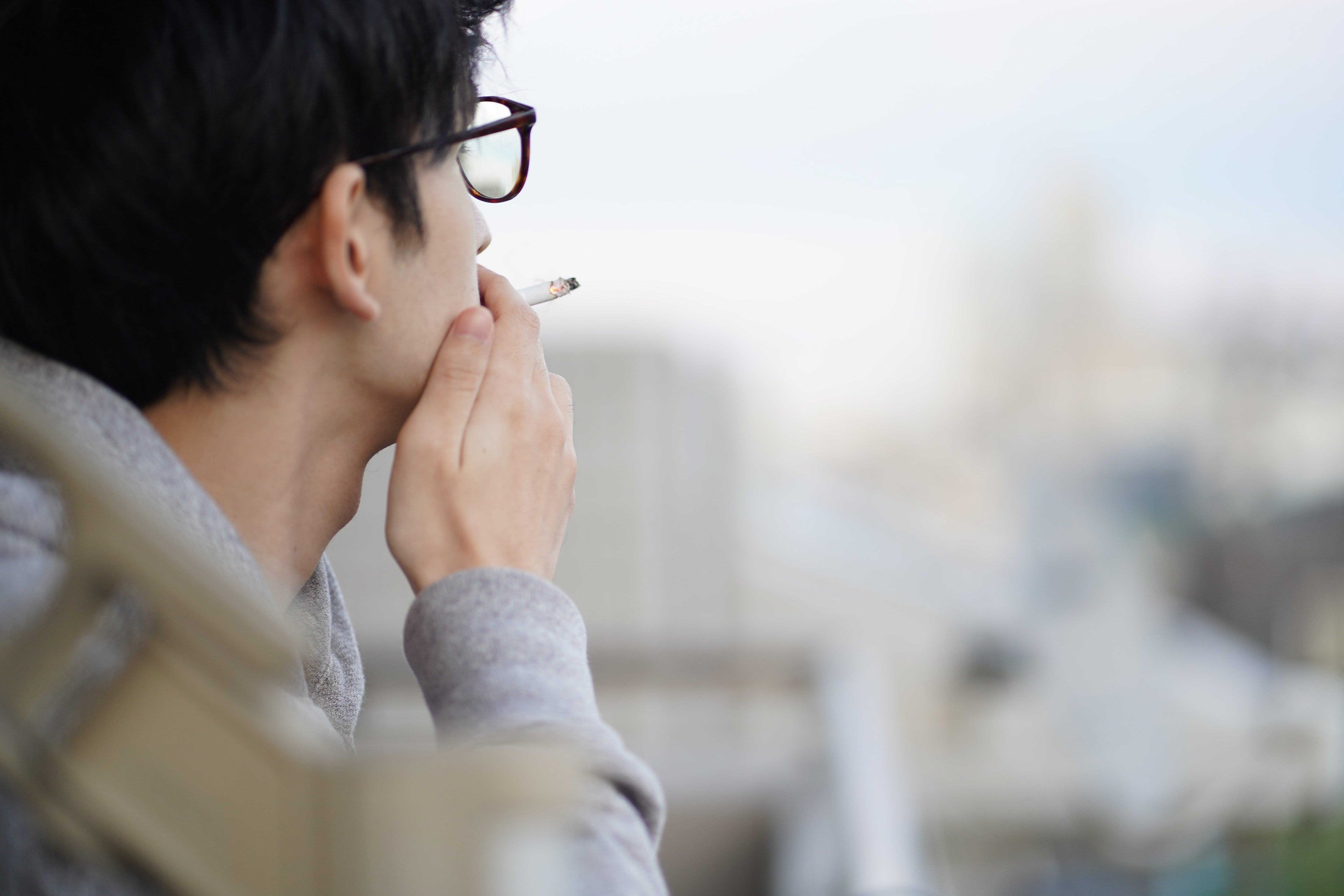 タバコの黄ばみ歯に緑茶が効く?ヤニ汚れ吸着の秘密を解説