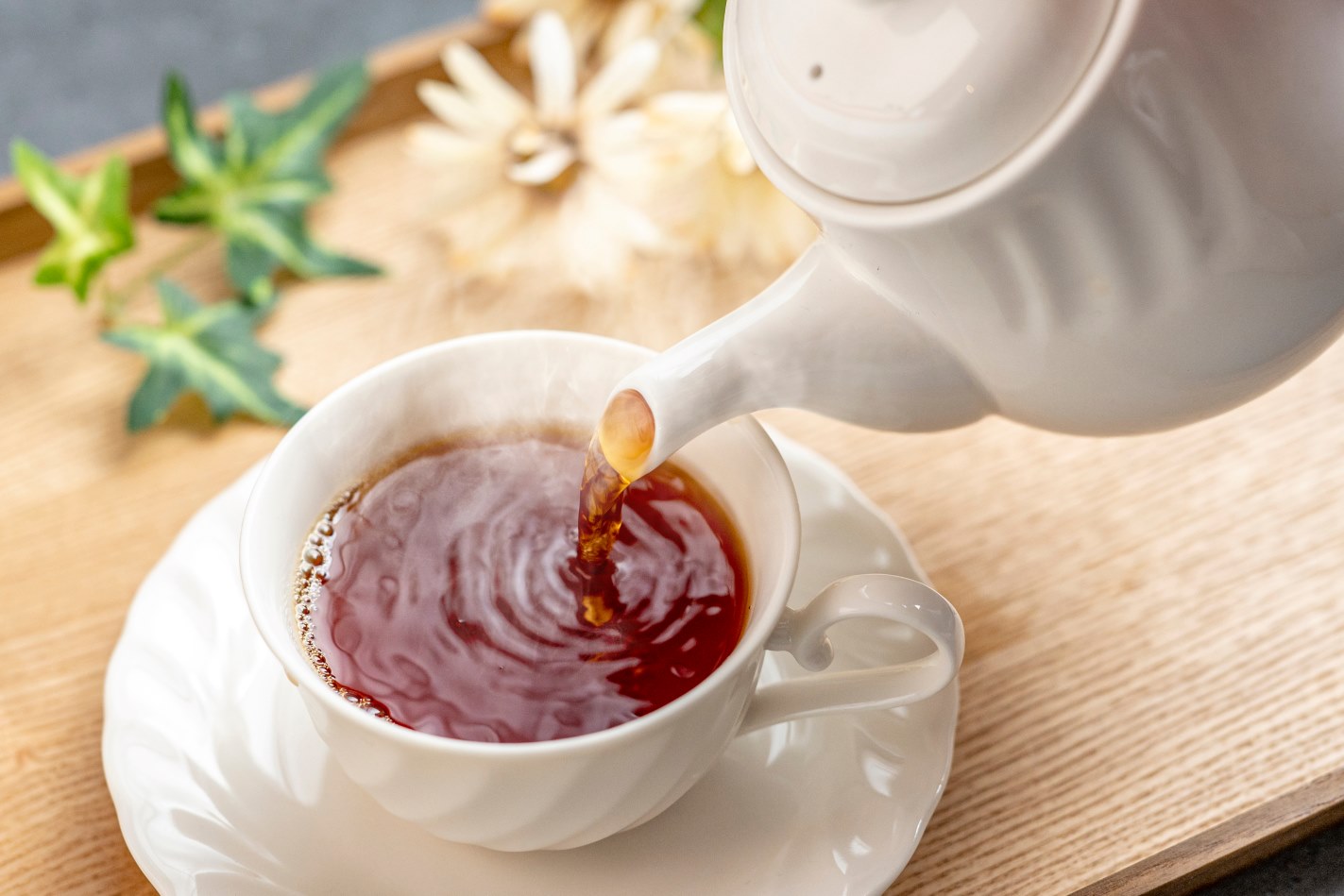 緑茶と紅茶、何が違うの?味の違いから健康効果まで徹底解説!