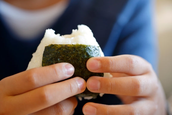 おにぎりの美味しい包み方：時間が経ってもふっくら感を保つ秘訣