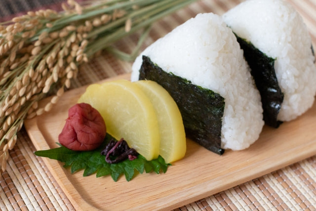 基本＋アレンジ！おにぎりの海苔の巻き方6選｜おにぎりを美味しくする海苔選びの秘訣も！